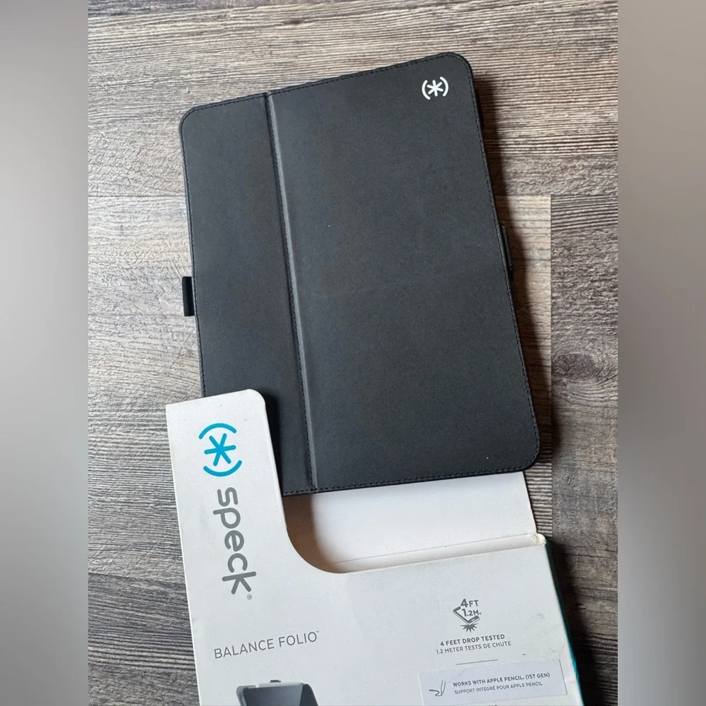 NWT Speck Balance Folio for iPad (2022) - Black and White